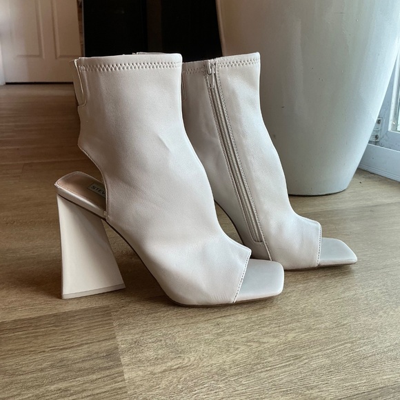 Steve Madden Women's Safia Cut Out Bootie Open Toe Bone Size 9.5 - Picture 2 of 5